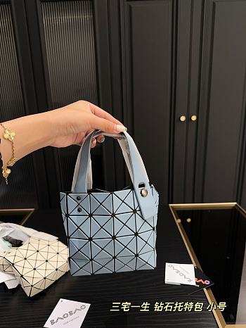 Colestore BAO BAO ISSEY MIYAKE Blue Pastel 16 x 15 cm