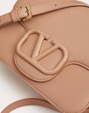 Colestore Valentino Garavani Loco Logo Plaque Foldover Top Shoulder Bag In Rose Cannelle 22x16x7cm - 2