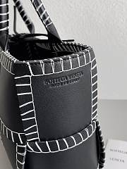 Colestore Bottega Veneta Arco Small Intrecciato Leather Tote Bag in Black 30x20x11.5cm - 2