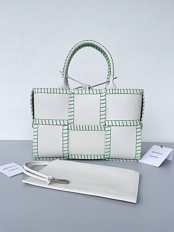 Colestore Bottega Veneta Arco Small Intrecciato Leather Tote Bag in White 30x20x11.5cm