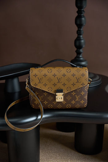 Colestore Louis Vuitton Pochette Métis Monogram Reverse Canvas 25 x 19 x 7 cm