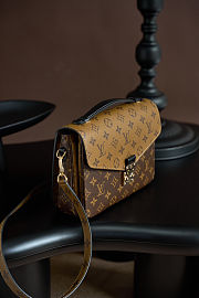 Colestore Louis Vuitton Pochette Métis Monogram Reverse Canvas 25 x 19 x 7 cm - 5