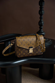 Colestore Louis Vuitton Pochette Métis Monogram Reverse Canvas 25 x 19 x 7 cm - 4