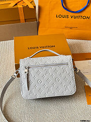 Colestore Louis Vuitton Pochette Métis Monogram White Gray 25 x 19 x 7cm - 2