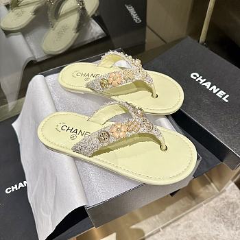 Colestore Chanel Thongs Lambskin & metal Slipper Yellow