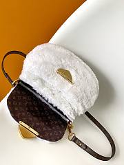 Colestore Louis Vuitton LV Ski Sunset White Shearling 18 x 3 x 27cm - 6