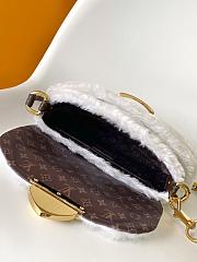 Colestore Louis Vuitton LV Ski Sunset White Shearling 18 x 3 x 27cm - 3