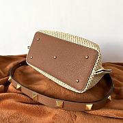 Colestore Valentino Garavani Raffia Grained Calfskin Small Rockstud Tote 25x18x1cm - 3