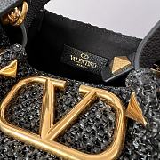 Colestore Valentino Garavani Raffia Grained Calfskin Small Rockstud Tote Black 25x18x1cm - 2