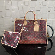 Colestore Louis Vuitton LV x TM Borsa OnTheGo GM Motivo Monogram Cherry trasparente 41x19x34cm - 3
