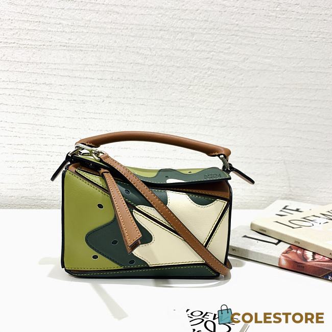Colestore Loewe Calfskin Mini Puzzle Bag Kiwi 18x11x7.5cm - 1