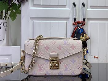 Colestore Louis Vuitton Pochette Métis East West Dream Cream 21.5 x 13.5 x 6 cm