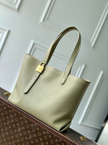 Colestore Louis Vuitton  Low Key Cabas MM Clay Green 47 x 30 x 14cm