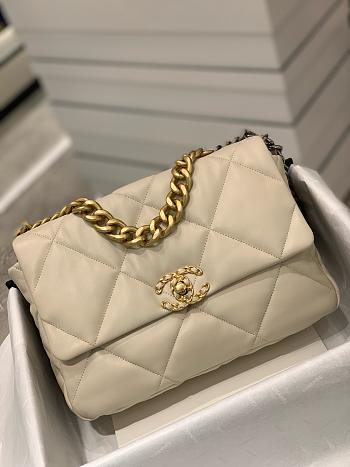 Colestore Chanel 19 Light Beige Lambskin 2025 Chip 20x30x10cm