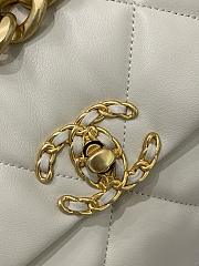 Colestore Chanel 19 Light Beige Lambskin 2025 Chip 20x30x10cm - 5