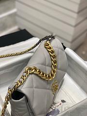 Colestore Chanel 19 Light Gray Lambskin 2025 Chip 20x30x10cm - 6
