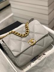 Colestore Chanel 19 Light Gray Lambskin 2025 Chip 20x30x10cm - 2