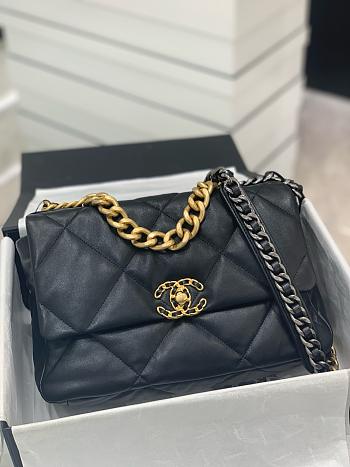 Colestore Chanel 19 Black Lambskin 2025 Chip 20x30x10cm
