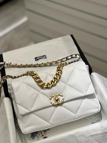 Colestore Chanel 19 White Lambskin 2025 Chip 20x30x10cm