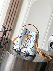 	 Colestore Louis Vuitton LV By The Pool NeoNoe BB M25315 Blue 20x20x13cm - 1