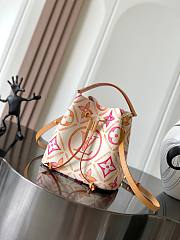 	 Colestore Louis Vuitton LV By The Pool NeoNoe BB Coral 20x20x13cm - 1