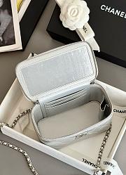 Colestore Chanel Silver Metallic Quilted Caviar Vanity Bag With Chain 9.5x17x8cm - 3