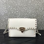 Colestore Valentino Garavani Small Rockstud Grainy Calfskin Crossbody Bag Light Ivory 22.5x15x6cm - 1