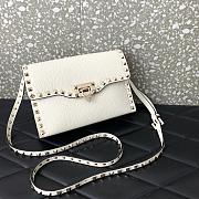 Colestore Valentino Garavani Small Rockstud Grainy Calfskin Crossbody Bag Light Ivory 22.5x15x6cm - 4