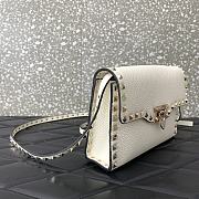 Colestore Valentino Garavani Small Rockstud Grainy Calfskin Crossbody Bag Light Ivory 22.5x15x6cm - 3