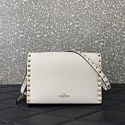 Colestore Valentino Garavani Small Rockstud Grainy Calfskin Crossbody Bag Light Ivory 22.5x15x6cm - 2