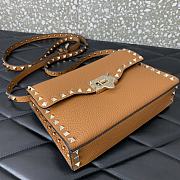 Colestore Valentino Garavani Small Rockstud Grainy Calfskin Crossbody Bag Almond 22.5x15x6cm - 4