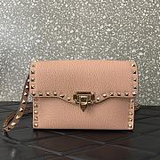 Colestore Valentino Garavani Small Rockstud Grainy Calfskin Crossbody Bag Poudre 22.5x15x6cm - 1