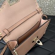 Colestore Valentino Garavani Small Rockstud Grainy Calfskin Crossbody Bag Poudre 22.5x15x6cm - 4