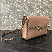 Colestore Valentino Garavani Small Rockstud Grainy Calfskin Crossbody Bag Poudre 22.5x15x6cm - 3