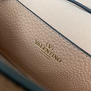 Colestore Valentino Garavani Small Rockstud Grainy Calfskin Crossbody Bag Poudre 22.5x15x6cm - 2