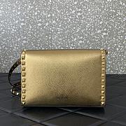 	 Colestore Valentino Garavani Small Rockstud Grainy Calfskin Crossbody Bag Gold 22.5x15x6cm - 3