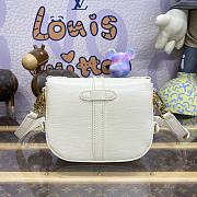 Colestore Louis Vuitton Saumur BB White Epi Cowhide With Grain 20 x 16 x 7.5 cm - 4