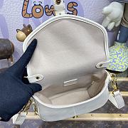 Colestore Louis Vuitton Saumur BB White Epi Cowhide With Grain 20 x 16 x 7.5 cm - 3