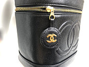 Colestore Chanel Vintage Black Cosmetic Case in Caviar Leather 15 × 12 × 17 cm. - 2