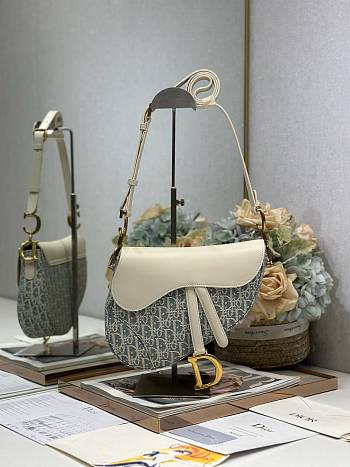 Colestore Dior Medium Soft Saddle Bag with Strap Blue Dior Oblique Chambray with Raffia Effect and Light Biscuit Smooth Calfskin 24 x 20 x 7 cm