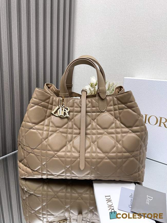 Colestore Dior Large Dior Toujours Bag Medium Tan Macrocannage Calfskin  37 x 27 x 21 cm - 1