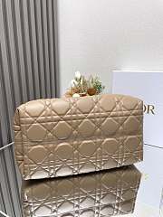 Colestore Dior Large Dior Toujours Bag Medium Tan Macrocannage Calfskin  37 x 27 x 21 cm - 3