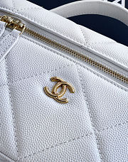 Colestore Chanel Vanity with Chain Grained Shiny Calfskin & Gold-Tone Metal White 17x19.5x5cm - 3