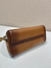 Colestore Prada Mini sac Prada Enchaîné en cuir Cognac 22x18x11.5cm - 6