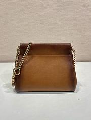 Colestore Prada Mini sac Prada Enchaîné en cuir Cognac 22x18x11.5cm - 5