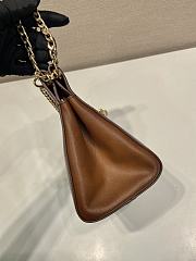 Colestore Prada Mini sac Prada Enchaîné en cuir Cognac 22x18x11.5cm - 3