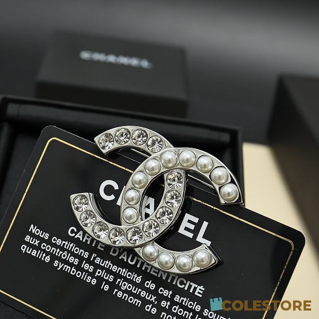 Colestore Chanel Brooch Metal, Glass Pearls & Stone Beads  Silver, Pearl White & Clear - 1