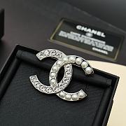 Colestore Chanel Brooch Metal, Glass Pearls & Stone Beads  Silver, Pearl White & Clear - 3