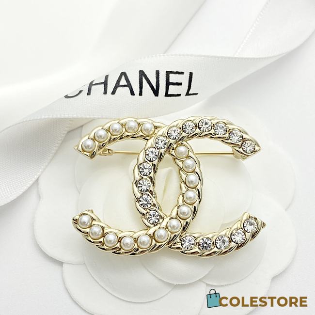 Colestore Chanel 23 Pearl & Crystal Brooch Light Gold Tone - 1