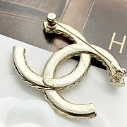 Colestore Chanel 23 Pearl & Crystal Brooch Light Gold Tone - 5